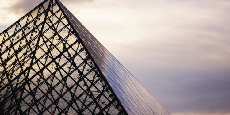 Assalto ao Louvre digno de cinema. Foto: FreePik