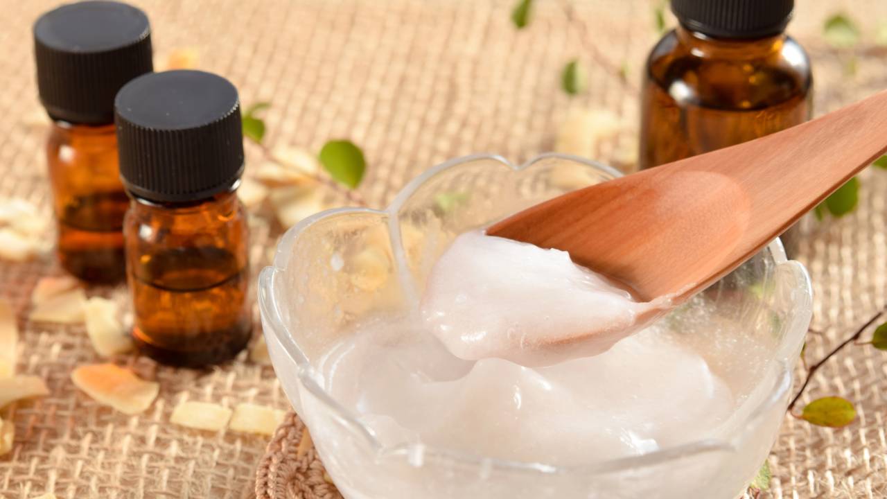 Passar óleo de coco na pele ajuda na hidratação e cicatrização natural