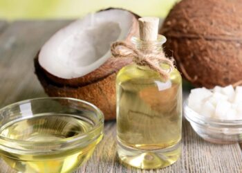 Passar óleo de coco na pele ajuda na hidratação e cicatrização natural
