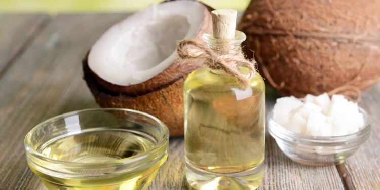 Passar óleo de coco na pele ajuda na hidratação e cicatrização natural