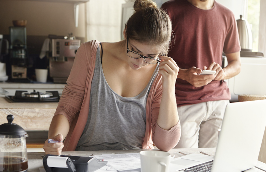 Pagar dívidas ou guardar dinheiro? Foto: FreePik