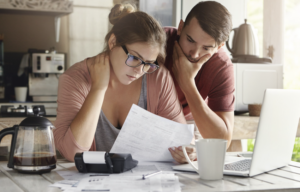 Pagar dívidas ou guardar dinheiro? Foto: FreePik