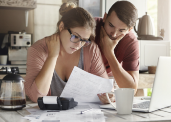 Pagar dívidas ou guardar dinheiro? Foto: FreePik