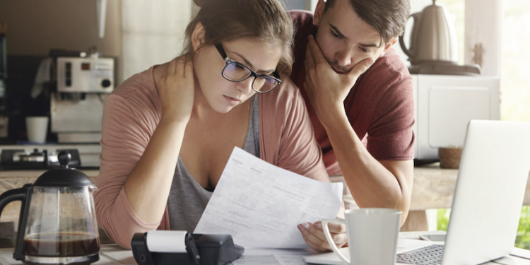 Pagar dívidas ou guardar dinheiro? Foto: FreePik