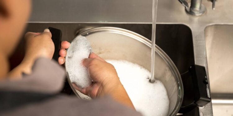 Limpeza eficaz que protege superfícies de inox e prolonga sua durabilidade. - Créditos: depositphotos.com / Bignai