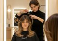 O corte de cabelo que está fazendo mulheres parecerem até 10 anos mais jovens