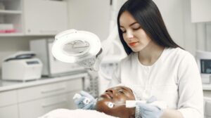 O que os dermatologistas nunca usam no próprio rosto