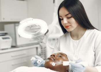O que os dermatologistas nunca usam no próprio rosto