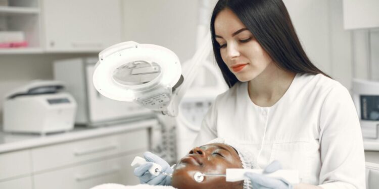 O que os dermatologistas nunca usam no próprio rosto