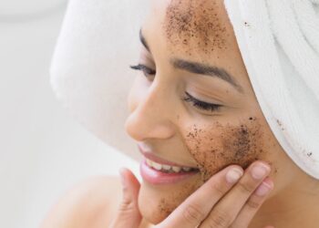 A verdade sobre a esfoliação facial e seus riscos ocultos