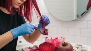 Tinta caseira para cabelo feita com beterraba e hibisco surpreende pelo resultado