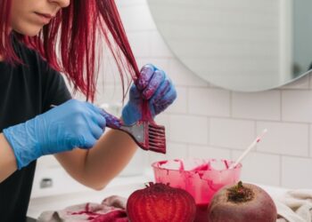 Tinta caseira para cabelo feita com beterraba e hibisco surpreende pelo resultado