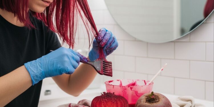 Tinta caseira para cabelo feita com beterraba e hibisco surpreende pelo resultado