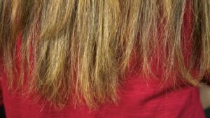 Misturinha com vinagre que elimina pontas duplas e fecha as cutículas