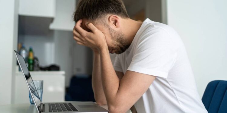 Programas de apoio psicológico acelerando a prevenção de transtornos mentais em TI. - Créditos: depositphotos.com / DedMityay