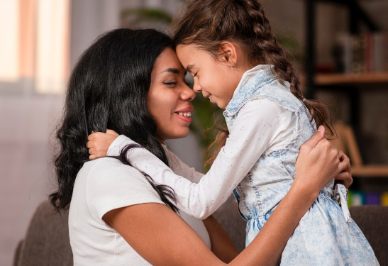 Como proteger a saúde mental das crianças? Foto: FreePik