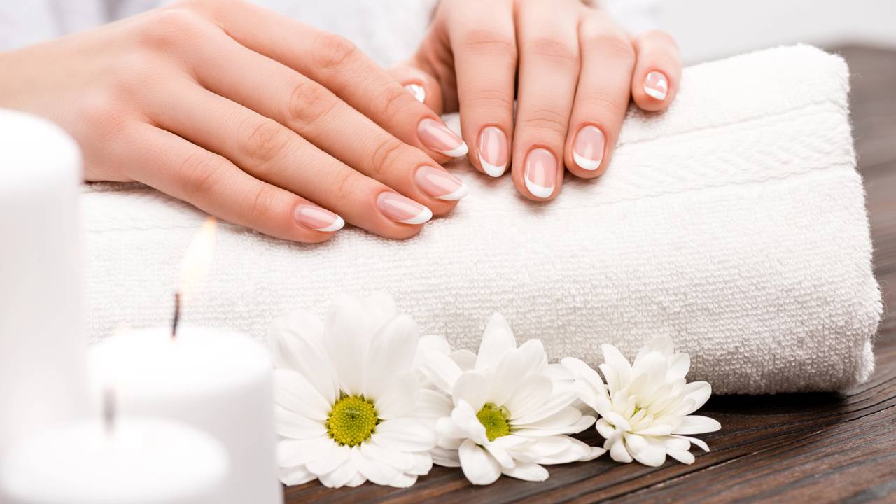 Manicures compartilham 5 coisas que você nunca deve fazer em um salão de beleza