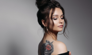 Tatuagem feminina, símbolo de empoderamento. Foto: FreePik