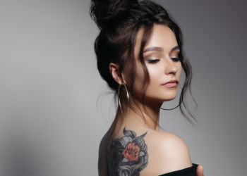 Tatuagem feminina, símbolo de empoderamento. Foto: FreePik