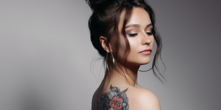 Tatuagem feminina, símbolo de empoderamento. Foto: FreePik