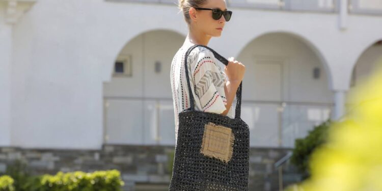 Tendência sustentável que valoriza o trabalho manual e a moda consciente. - Créditos: depositphotos.com / triocean2011