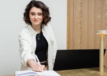 Modelagens confortáveis que facilitam a mobilidade e aumentam a produtividade ao longo do dia - Créditos: depositphotos.com / IgorVetushko