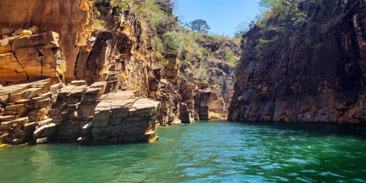 Clima tropical de altitude favorecendo atividades ao ar livre durante todo o ano - Créditos: depositphotos.com / aln2311