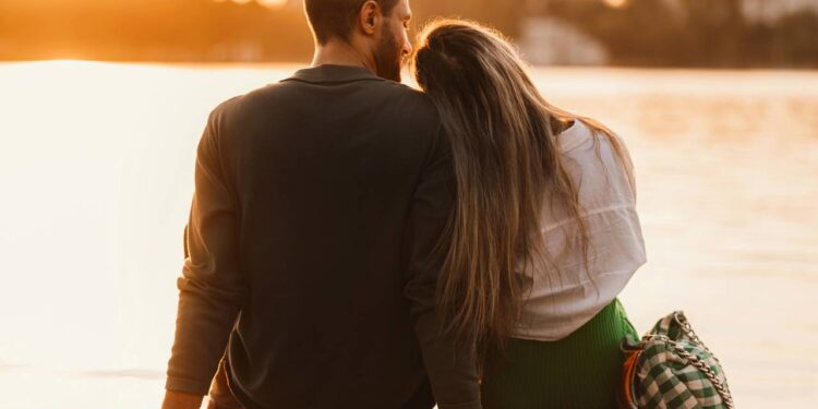 Padrões comportamentais que influenciam decisões sobre retomar antigos romances - Créditos: depositphotos.com / Cristalov