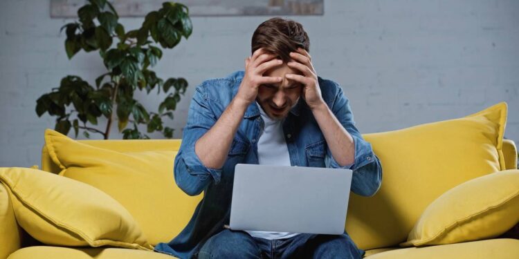 Sensibilidade elevada que dificulta a percepção de intenções ocultas nas redes. - Créditos: depositphotos.com / AntonLozovoy