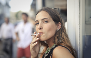 Fumo aumenta risco de câncer de mama e reduz fertilidade feminina. Foto: FreePik