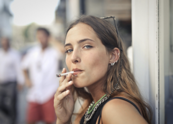 Fumo aumenta risco de câncer de mama e reduz fertilidade feminina. Foto: FreePik