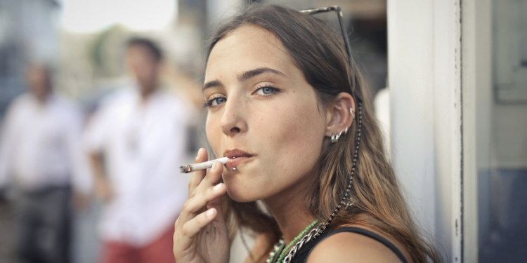 Fumo aumenta risco de câncer de mama e reduz fertilidade feminina. Foto: FreePik