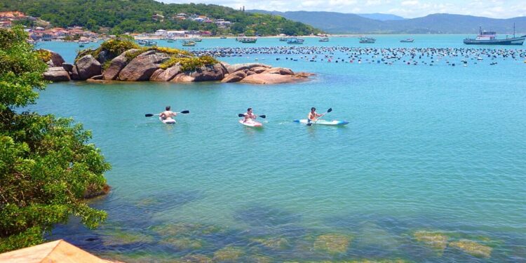 Praias calmas que estimulam lazer seguro para famílias e visitantes - Créditos: commons.wikimedia.org