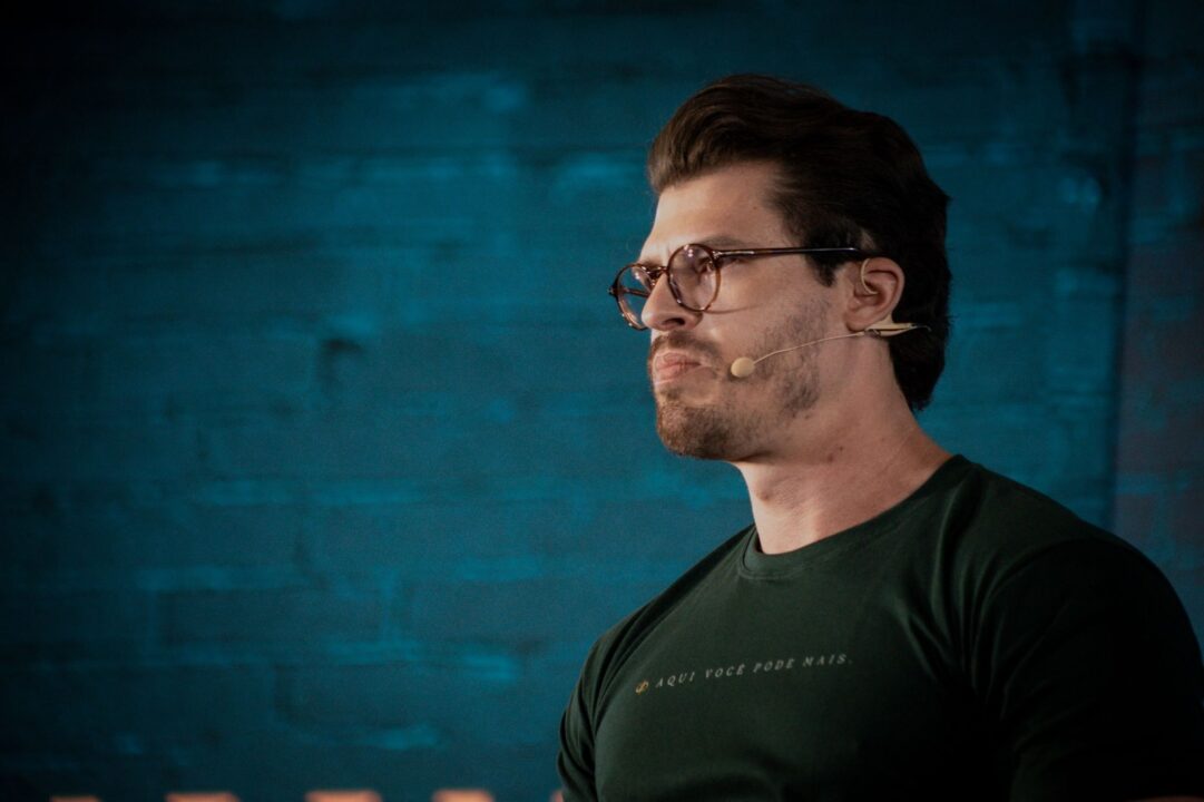 Segundo o terapeuta Ramon Galimberti, a resposta por não achar a alma gêmea está no que ele chama de “bloqueio de permissão”, uma espécie de trava emocional. Foto: Divulgação.