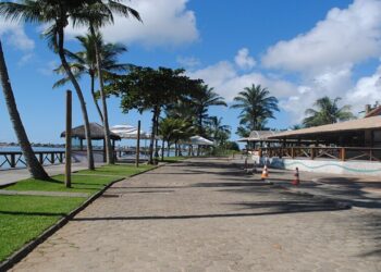 Entre ondas, luz e areia, tudo parece se encaixar. - Créditos: commons.wikimedia.org