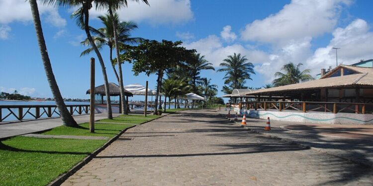 Entre ondas, luz e areia, tudo parece se encaixar. - Créditos: commons.wikimedia.org