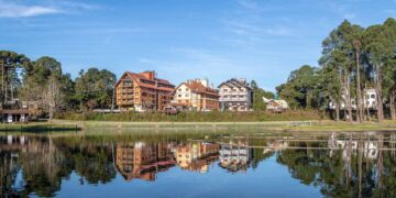 Beleza natural que valoriza a harmonia entre água e vegetação. - Créditos: depositphotos.com / diegograndi