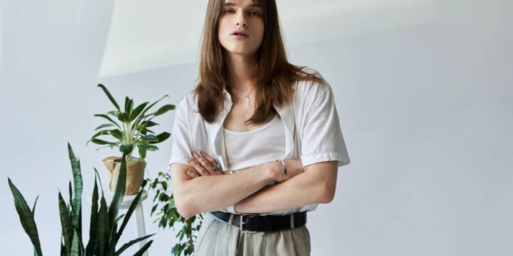 Combinação inteligente de peças equilibrando formalidade diurna com elegância adequada - Créditos: depositphotos.com / AllaSerebrina