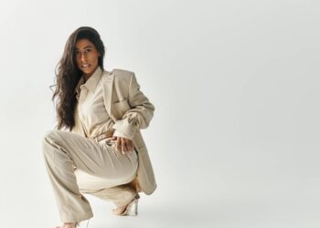 Transição rápida do visual profissional ao estilo noturno. - Créditos: depositphotos.com / IgorVetushko