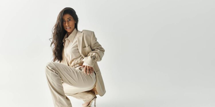 Transição rápida do visual profissional ao estilo noturno. - Créditos: depositphotos.com / IgorVetushko