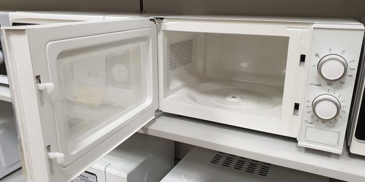 Dicas práticas para manter o micro-ondas sempre limpo