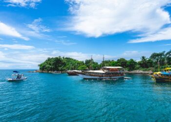 Turismo cultural que valoriza a gastronomia caiçara e eventos tradicionais - Créditos: depositphotos.com / SonnyVermeer91