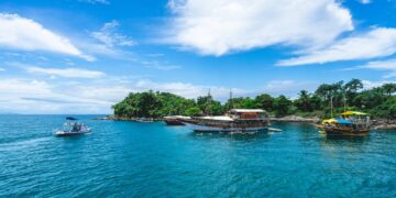 Turismo cultural que valoriza a gastronomia caiçara e eventos tradicionais - Créditos: depositphotos.com / SonnyVermeer91