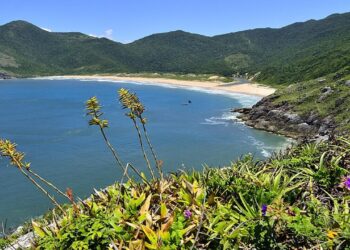 Combinação de lagoa e mar que garante cenários exclusivos para o turismo no Sul - Créditos: commons.wikimedia.org/