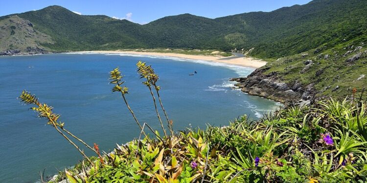 Combinação de lagoa e mar que garante cenários exclusivos para o turismo no Sul - Créditos: commons.wikimedia.org/