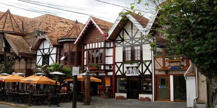 Experiência cultural que amplia o contato com a história e a arquitetura de Campos do Jordão. - commons.wikimedia.org