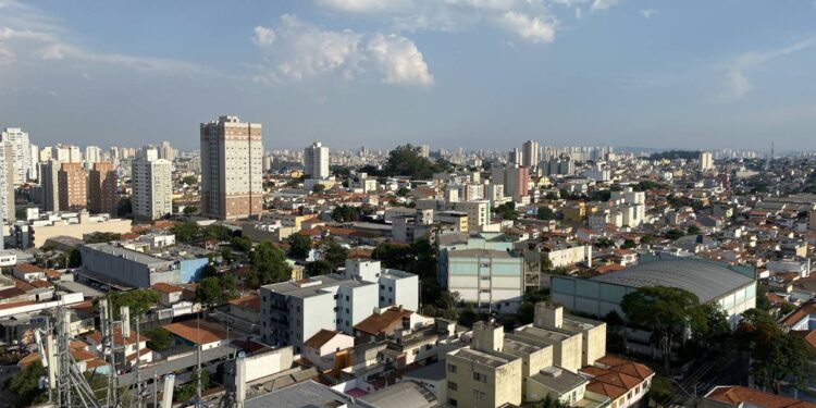 Ambiente urbano planejado promovendo segurança e bem-estar para famílias e profissionais - Créditos: depositphotos.com / luisrftc