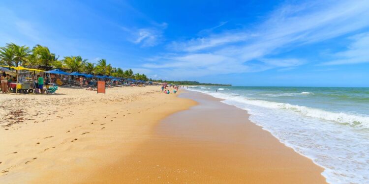 Exploração de praias preservadas incentivando o ecoturismo consciente - Créditos: depositphotos.com / vbacarin