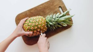 Como plantar abacaxi em vaso a partir da coroa