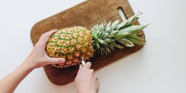 Como plantar abacaxi em vaso a partir da coroa